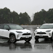 ヤリスクロス GR SPORT（左）とノーマルのヤリスクロス（右）