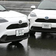 ヤリスクロス GR SPORT（左）とノーマルのヤリスクロス（右）
