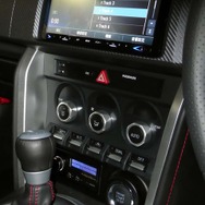 BRZのコンソール。上が試作機のデジタルOUT付きAV一体型ナビ