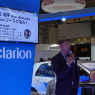 トークショーのイベントPRをするレーシングドライバー平川亮選手