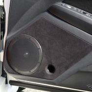 ドアにはブラックス・マトリックスのML-6Pをインストールする。オーナーお気に入りのユニットでその音に絶大な信頼を置く。