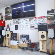 ハイレゾ音源が聴けるカーオーディオコーナー。壁面上部のモニターに取り付け映像を映し出す。