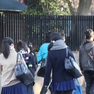 試験会場へ向かう受験生　駅前バスロータリーで友達と待ち合わせる姿も見られた