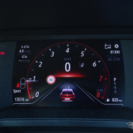 メーターパネルのセンター部はフル液晶。メーカー下部には前方の車の位置に自車が達するのに何秒かかるかが表示される。