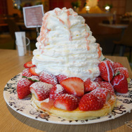 いちごの里カフェで天使のパンケーキをいただく。コロナ禍真っ最中の時はスカイベリーが惜しみなく奢られていたが、今はとちおとめ。