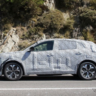 新型「アヴァンタイム」の可能性があるルノーの新型クーペSUVプロトタイプ（スクープ写真）