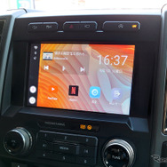 「純正CarPlayシステム」に「車載用Android端末（VISIT）を接続したときの様子。