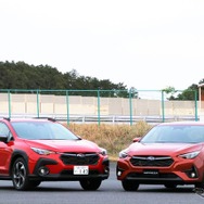 スバルインプレッサ(右)とクロストレック(左)