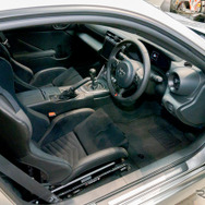 シートは交換されているが、運転席周りに大きな変更はない。