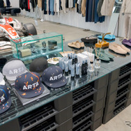 キャップや時計、ルームフレグランスなども販売。