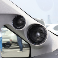 「アウター化」にてドアスピーカーが取り付けられたオーディオカーの一例（製作ショップ:ジパング＜鳥取県＞）。