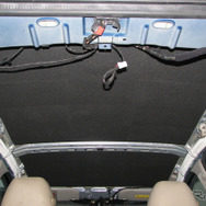 天井への「車内静音化」の施工例（フェリソニ・V-1）。