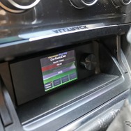 ダイレクターはセンタークラスターの最下部にビルトイン取り付けされている。デザインと操作性＆視認性を両立させる取り付けだ。
