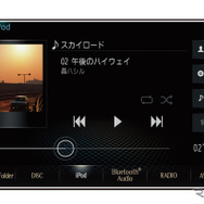 iPhoneをUSB接続したときのメインユニットの表示例（三菱電機・ダイヤトーンサウンドナビ）。