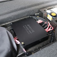 ラゲッジ前方のフロア下にある小物入れスペースを使ってヘリックスのDSPアンプであるV-EIGHT DSP MKIIをインストール。