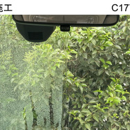 シャワーの水をかけて10秒後の水の弾き方、流れ方を比較。C177施工面は、水滴がほぼ残っていない