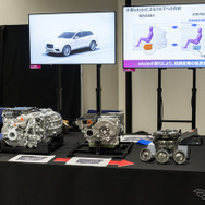 小型eAxle。左が現在『bZ4X』に搭載されるもので、さらに小型化が見込まれる