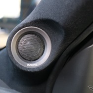 DS-G500のツイーターはAピラーを加工してビルトイン取り付けされる。形状、生地によるフィニッシュともに美しい仕上がりだ。