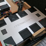 ミッドバスをドライブするのはモスコニのZERO3。その左側にはツイーター／ミッドレンジをドライブするZERO4を設置する。
