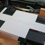 ラゲッジ奥に設置されているのがサブウーファーをドライブしているモスコニのパワーアンプAS200.2。