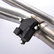 VIITS アバルト595用マフラー向けに専用開発されたバルブユニットによ り、排気ラインの切り替えを行う。