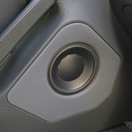 ドアの前方部分をまるっとワンオフしたアウターバッフル。純正のドアデザインともマッチしているため違和感はまったくない。