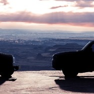 トヨタの新型SUVのティザー写真（左はランドクルーザー40）
