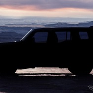 トヨタの新型SUVのティザー写真