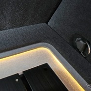 トップパネルと保護パネルを受ける外周のリム部分の間には間接照明（電球色を採用）をビルトインする。