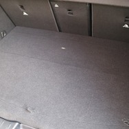 2枚の保護パネルを被せるとこの通り完全にフラットなフロアが現れる。積載性も含めて純正の機能性を損なわない。
