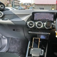 コクピット全体を見渡しても純正デザインを踏襲したスマートな作り込みが施されているのがわかる。