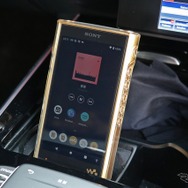 音楽プレイヤーとしてはハイエンドユーザーやコンペユーザーの中でも定評のあるウォークマンNW-WM1ZM2を用いる。