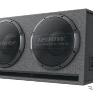 「バスレフボックス」の一例（ヴァイブオーディオ・TS-WX1220AH）。