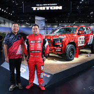 2023年のアジアクロスカントリーラリーには新型トライトンで出場。左は増岡浩監督、右がドライバーのチャヤポン・ヨーター選手