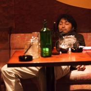 『俳優 亀岡拓次』のお酒マナー講座 - (C) 2016『俳優 亀岡拓次』製作委員会