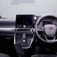 ノアの車室内の質感を損なうことなく、またディスプレイオーディオとの融合を図る取り付けの好例