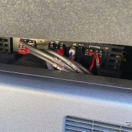 運転席の下、空きスペースを利用しP-SIX DSP MKll装着。フロント3ウェイをマルチドライブする