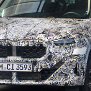 本格的なクーペSUVとして生まれ変わるBMW X2 次期型のプロトタイプ（スクープ写真）