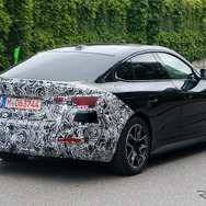 BMW i4 M50 改良新型プロトタイプ（スクープ写真）