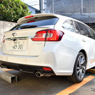 駐車場で車止めや後方の障害物を確認するにはリアカメラが必須。特にバンパーの真下を確認できる「トップビュー」は便利だ。