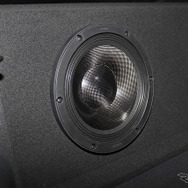 「サブウーファー」が「ステレオ使い」されたオーディオカーの一例（製作ショップ：ジパング＜鳥取県＞）。