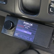 ヘリックスのDSPをコントロールするダイレクターはコクピットのダッシュしたに取り付けられている。