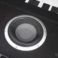 サブウーファーはブランド不明のユニット。こちらもフロアにフラットに取り付けるシンプルな仕上がりとした。