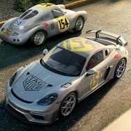 ポルシェ 718 ケイマン GT4 RS の「タグ・ホイヤー×ポルシェ」（手前）と ポルシェ 550クーペ（1953年）