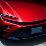 トヨタ・クラウンスポーツ Z（2.5L・ハイブリッド）（エモーショナルレッドIII）
