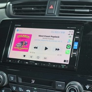 ヘッドユニットは純正のカーナビをそのまま使っているのも特徴。RCA出力を使ってシンプルなシステム組みとした。