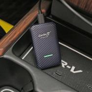 ワイヤレスアダプターを使ってスマホと純正カーナビを無線接続（USB経由）するのも特徴。使い勝手の良さは抜群だ。