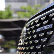 煌めく美意識や知性を感じさせるフロントに「AUTECH」専用のエンブレムが輝く
