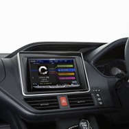 カロッツェリア・サイバーナビ「AVIC-ZH0999L」（車両はトヨタ・ヴァクシー）。