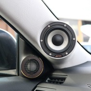 フロントスピーカーには評価の高いイートンCORE-S3をチョイス。ミッドレンジをAピラーに、ツイーターをドアミラー裏に設置。